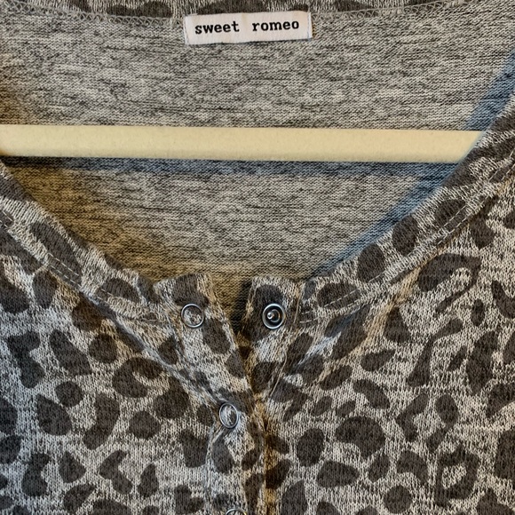 Sweet Romeo Womens Long Sleeve Thumbhole Top, XL, Like New, Snap Button Closure - Picture 2 of 12